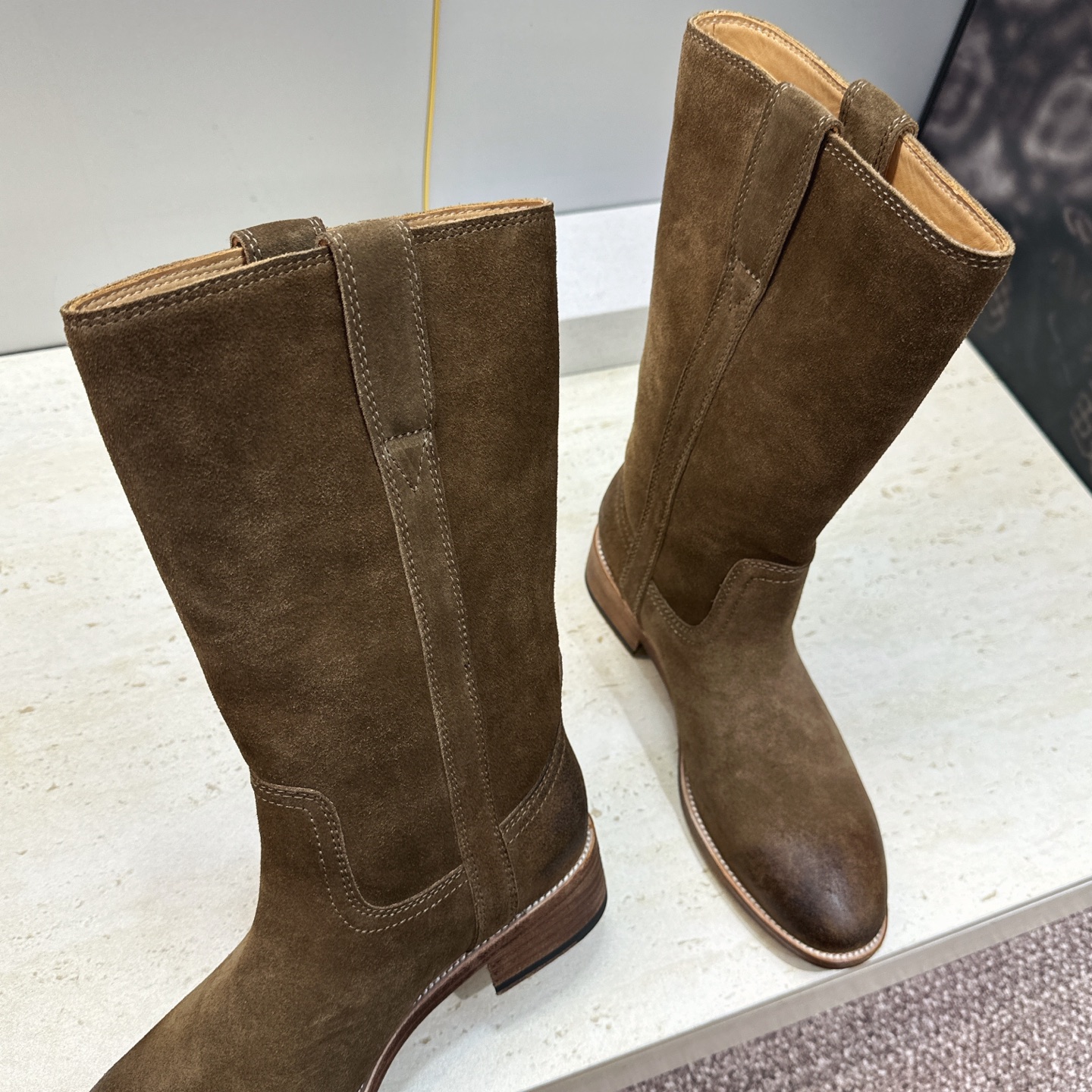 CELINE 2026秋冬新款游牧风格中筒机车女靴 瑟琳字母logo低跟圆头一脚蹬骑士靴 材质:鞋面定制进口小牛皮/进口