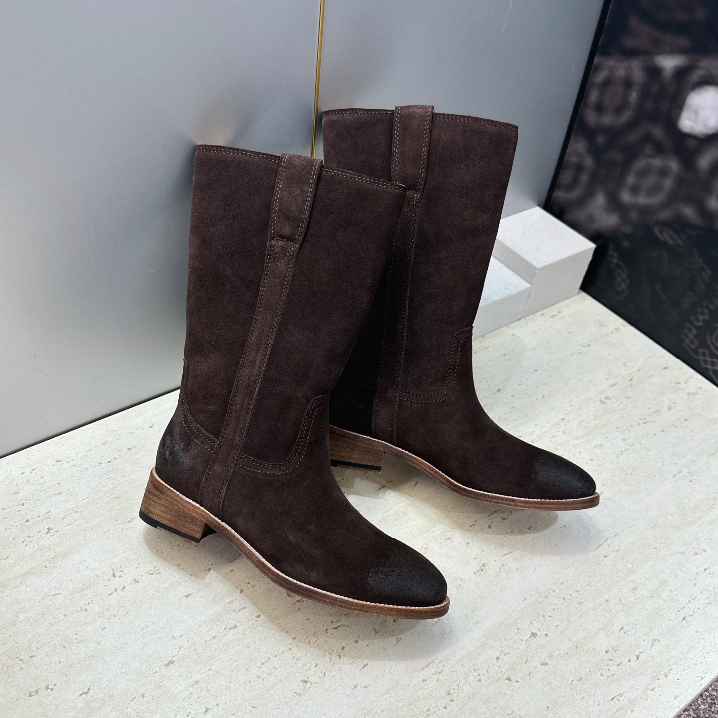 CELINE 2026秋冬新款游牧风格中筒机车女靴 瑟琳字母logo低跟圆头一脚蹬骑士靴 材质:鞋面定制进口小牛皮/进口