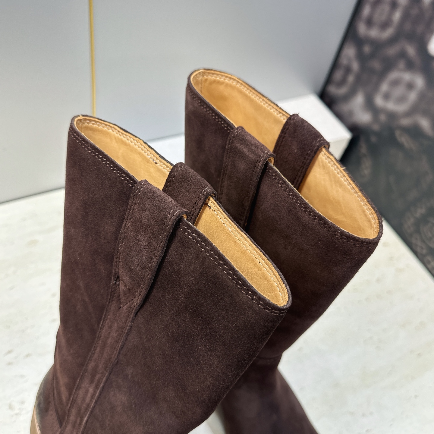 CELINE 2026秋冬新款游牧风格中筒机车女靴 瑟琳字母logo低跟圆头一脚蹬骑士靴 材质:鞋面定制进口小牛皮/进口