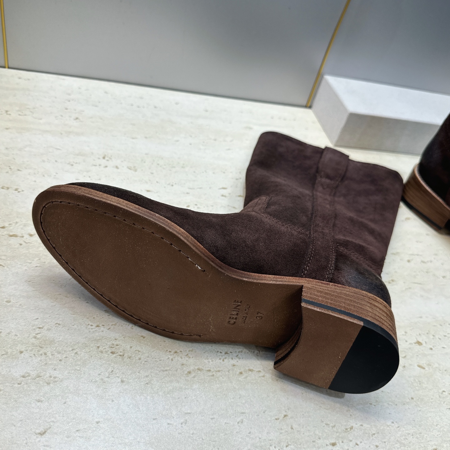 CELINE 2026秋冬新款游牧风格中筒机车女靴 瑟琳字母logo低跟圆头一脚蹬骑士靴 材质:鞋面定制进口小牛皮/进口