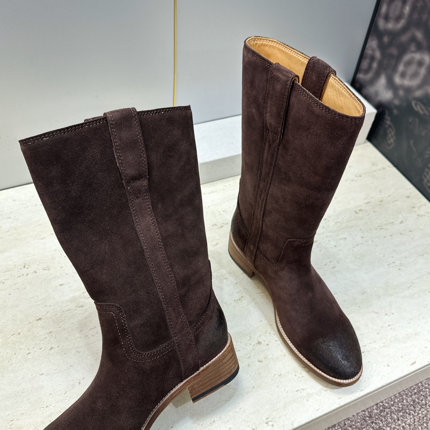CELINE 2026秋冬新款游牧风格中筒机车女靴 瑟琳字母logo低跟圆头一脚蹬骑士靴 材质:鞋面定制进口小牛皮/进口