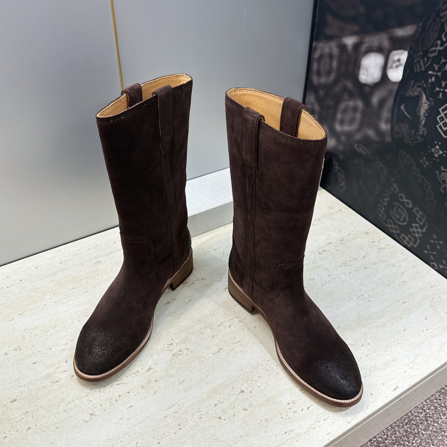 CELINE 2026秋冬新款游牧风格中筒机车女靴 瑟琳字母logo低跟圆头一脚蹬骑士靴 材质:鞋面定制进口小牛皮/进口