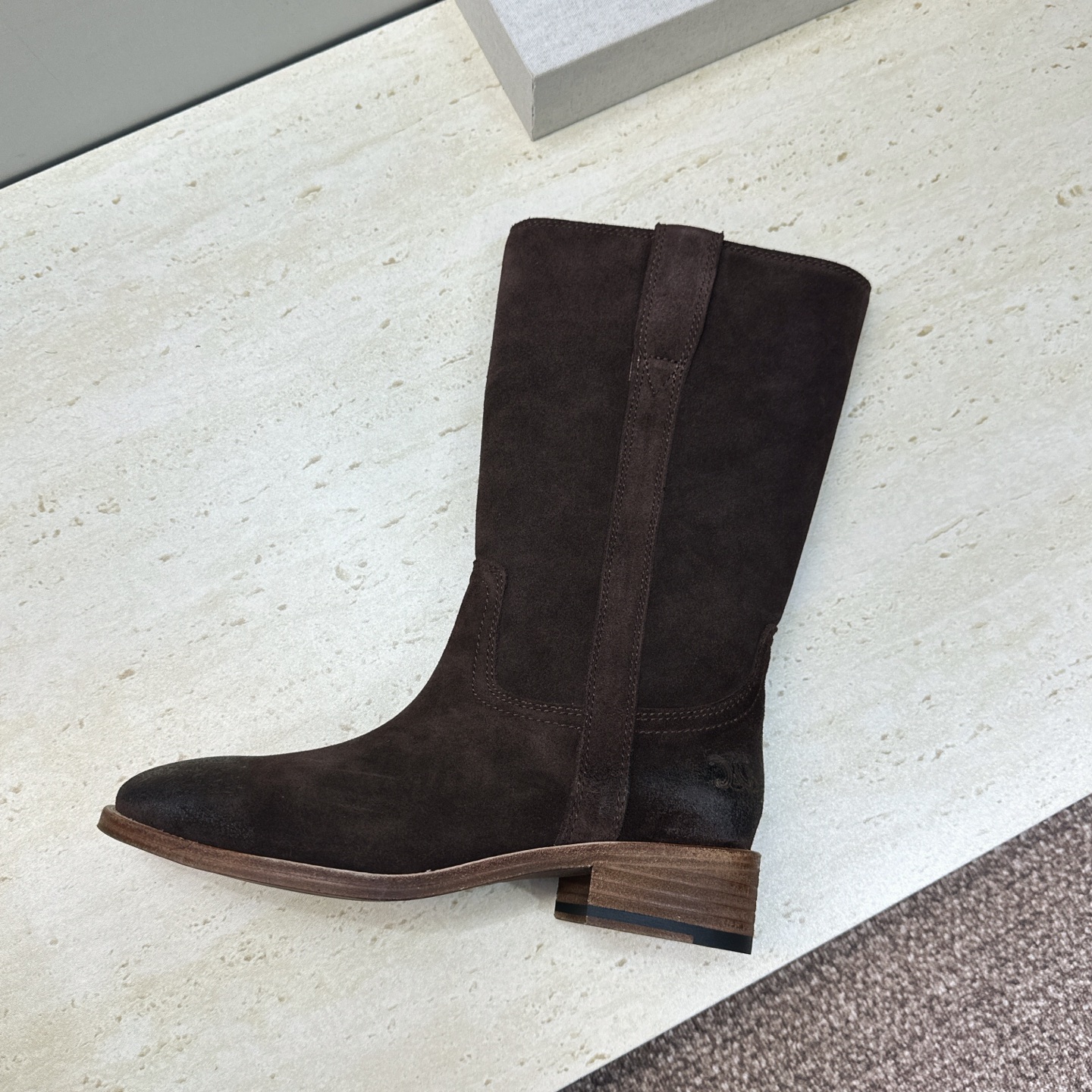 CELINE 2026秋冬新款游牧风格中筒机车女靴 瑟琳字母logo低跟圆头一脚蹬骑士靴 材质:鞋面定制进口小牛皮/进口