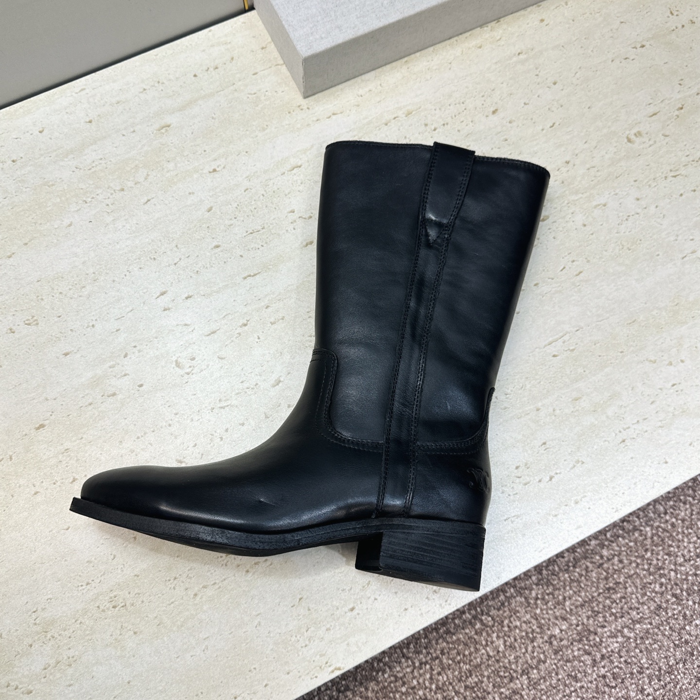 CELINE 2026秋冬新款游牧风格中筒机车女靴 瑟琳字母logo低跟圆头一脚蹬骑士靴 材质:鞋面定制进口小牛皮/进口