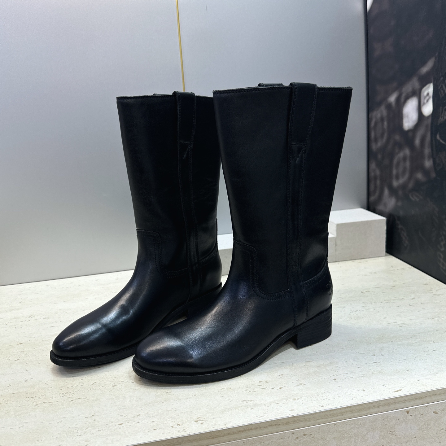 CELINE 2026秋冬新款游牧风格中筒机车女靴 瑟琳字母logo低跟圆头一脚蹬骑士靴 材质:鞋面定制进口小牛皮/进口