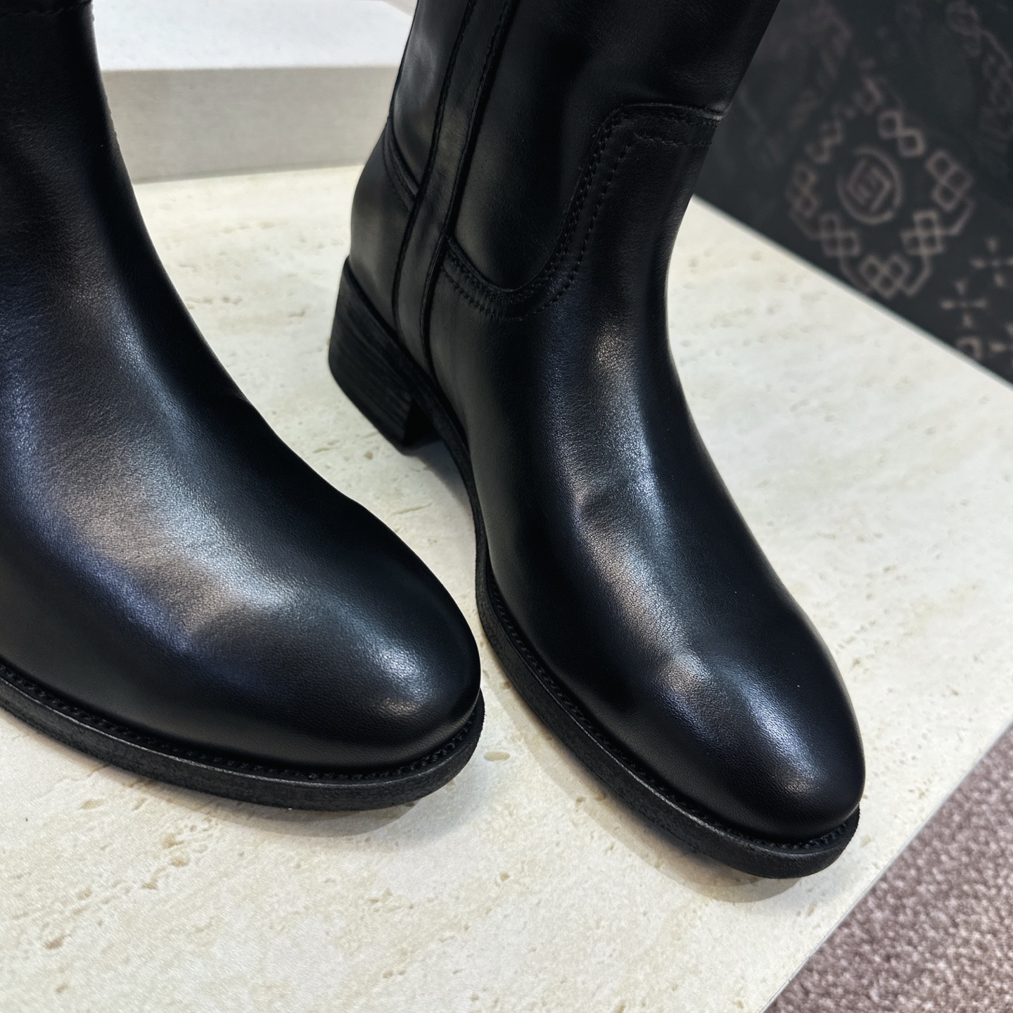 CELINE 2026秋冬新款游牧风格中筒机车女靴 瑟琳字母logo低跟圆头一脚蹬骑士靴 材质:鞋面定制进口小牛皮/进口