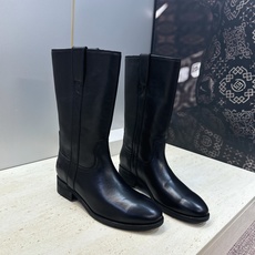 CELINE 2026秋冬新款游牧风格中筒机车女靴 瑟琳字母logo低跟圆头一脚蹬骑士靴 材质:鞋面定制进口小牛皮/进口 CELINE 2026秋冬新款游牧风格中筒机车女靴 瑟琳字母logo低跟圆头一脚蹬骑士靴 材质:鞋面定制进口小牛皮/进口
