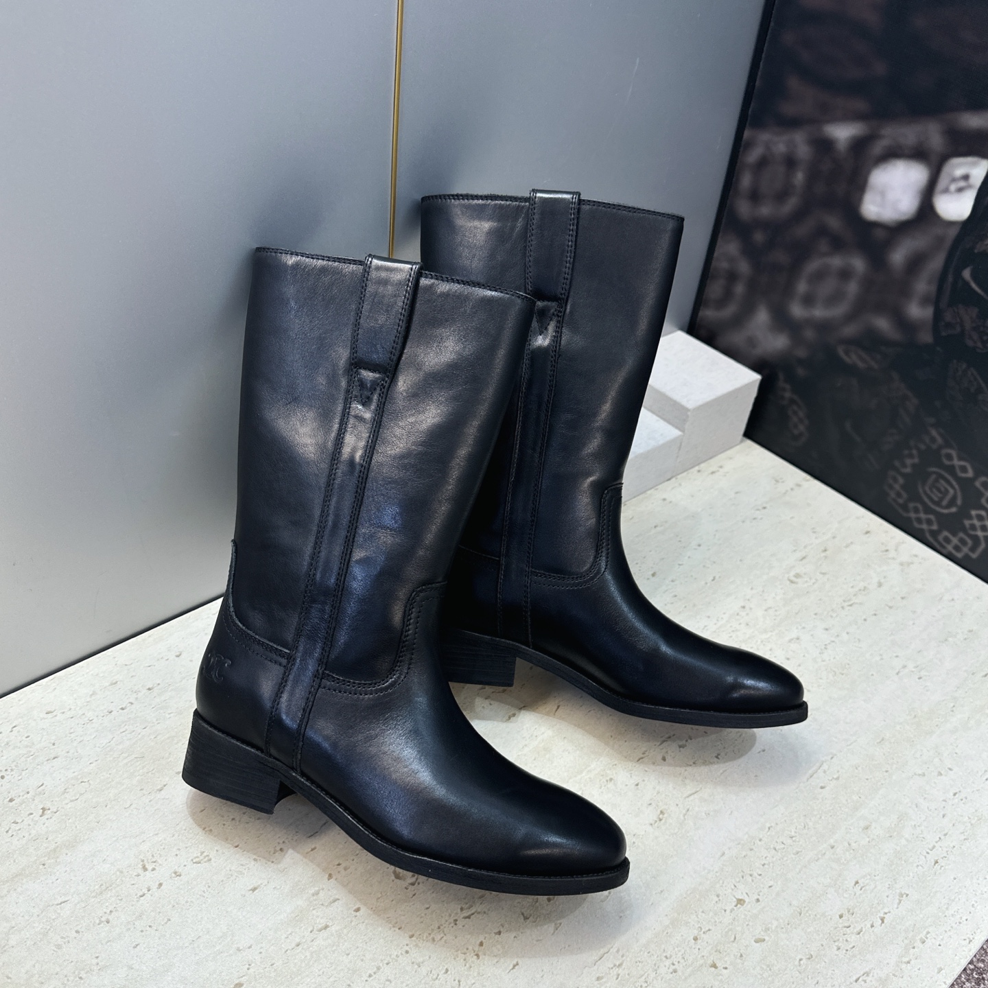 CELINE 2026秋冬新款游牧风格中筒机车女靴 瑟琳字母logo低跟圆头一脚蹬骑士靴 材质:鞋面定制进口小牛皮/进口