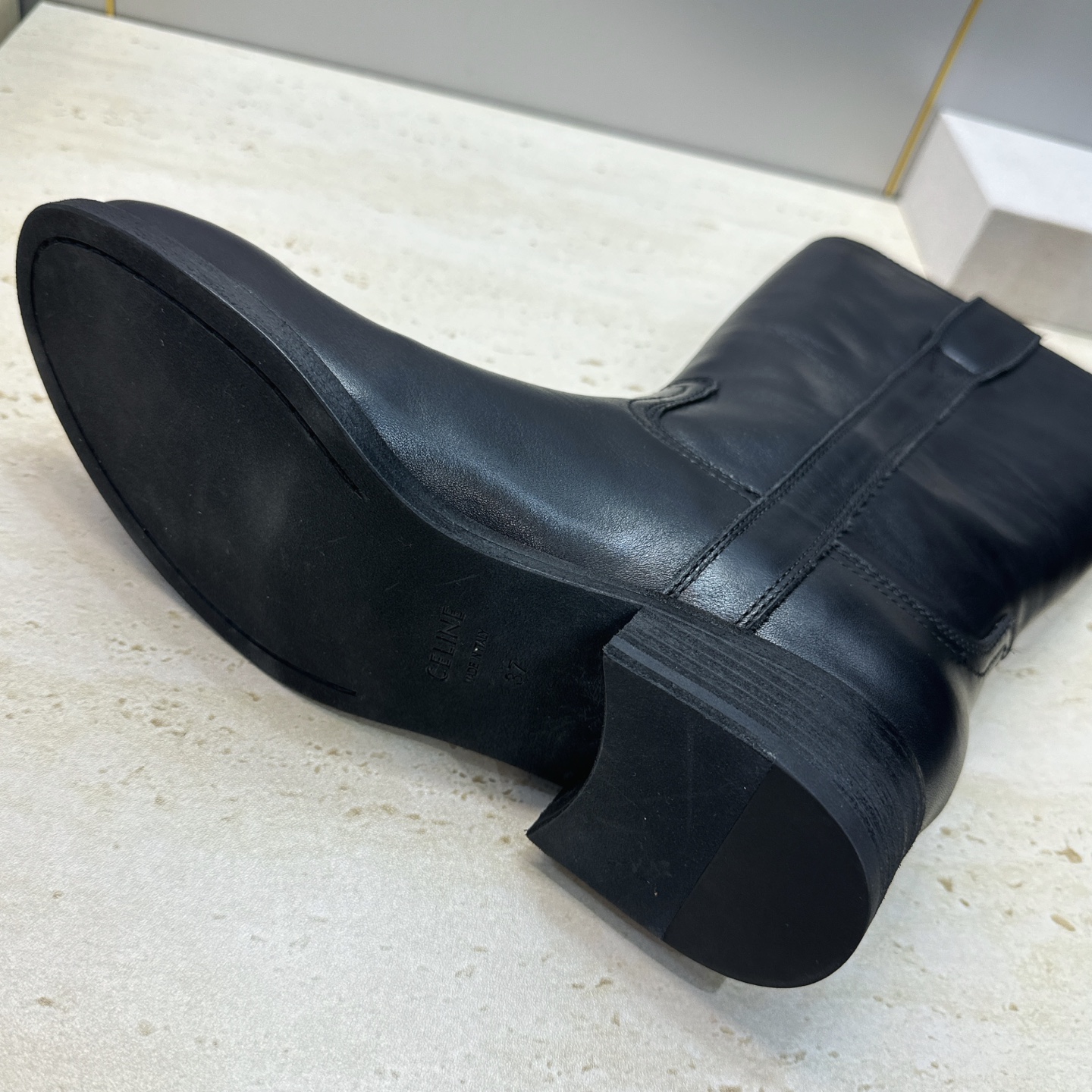 CELINE 2026秋冬新款游牧风格中筒机车女靴 瑟琳字母logo低跟圆头一脚蹬骑士靴 材质:鞋面定制进口小牛皮/进口