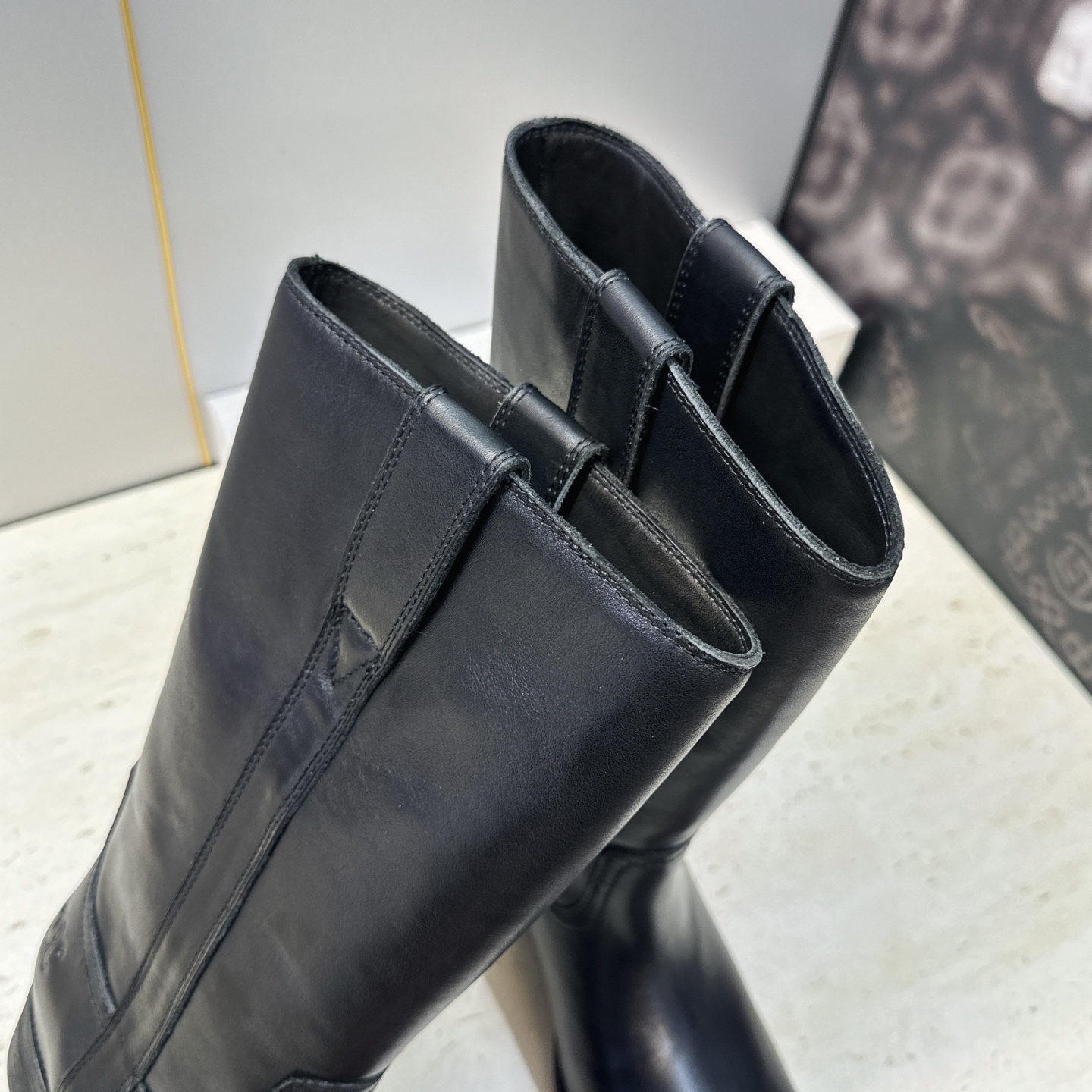 CELINE 2026秋冬新款游牧风格中筒机车女靴 瑟琳字母logo低跟圆头一脚蹬骑士靴 材质:鞋面定制进口小牛皮/进口