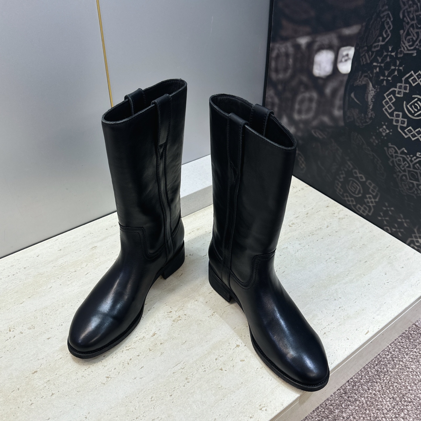 CELINE 2026秋冬新款游牧风格中筒机车女靴 瑟琳字母logo低跟圆头一脚蹬骑士靴 材质:鞋面定制进口小牛皮/进口