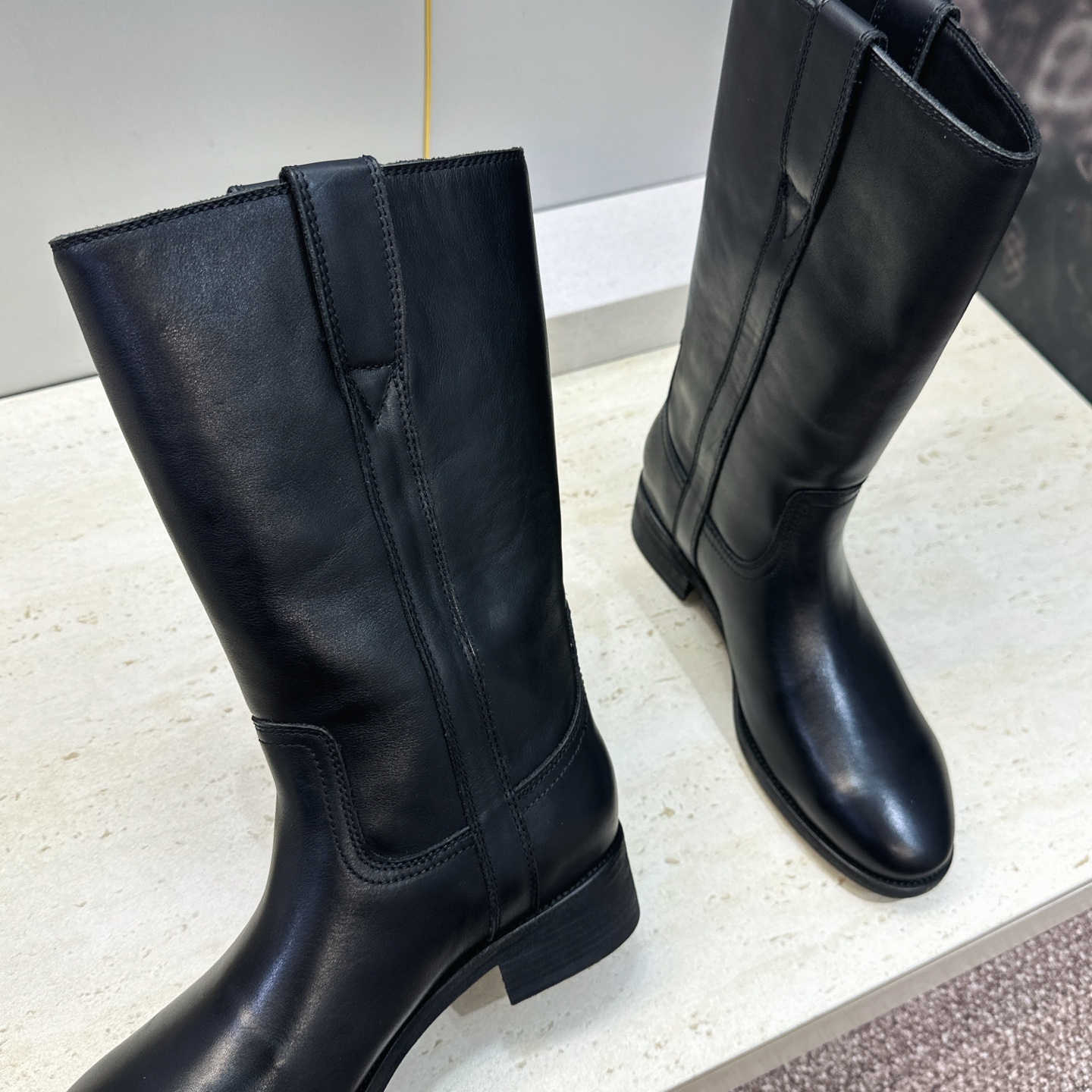 CELINE 2026秋冬新款游牧风格中筒机车女靴 瑟琳字母logo低跟圆头一脚蹬骑士靴 材质:鞋面定制进口小牛皮/进口