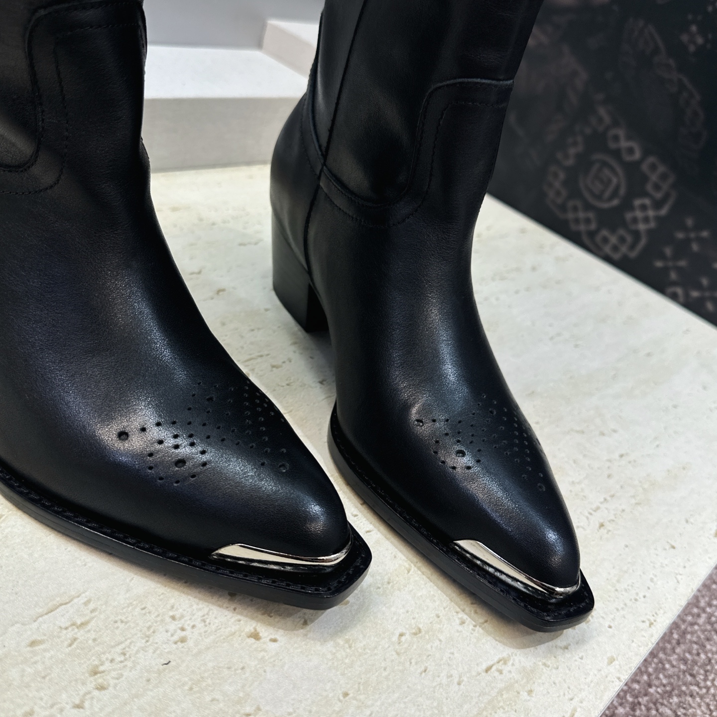 CELINE 2026秋冬新款游牧风格铁头机车高筒及膝女长靴 瑟琳字母logo五金扣粗跟尖头一脚蹬骑士靴 材质:鞋面定制