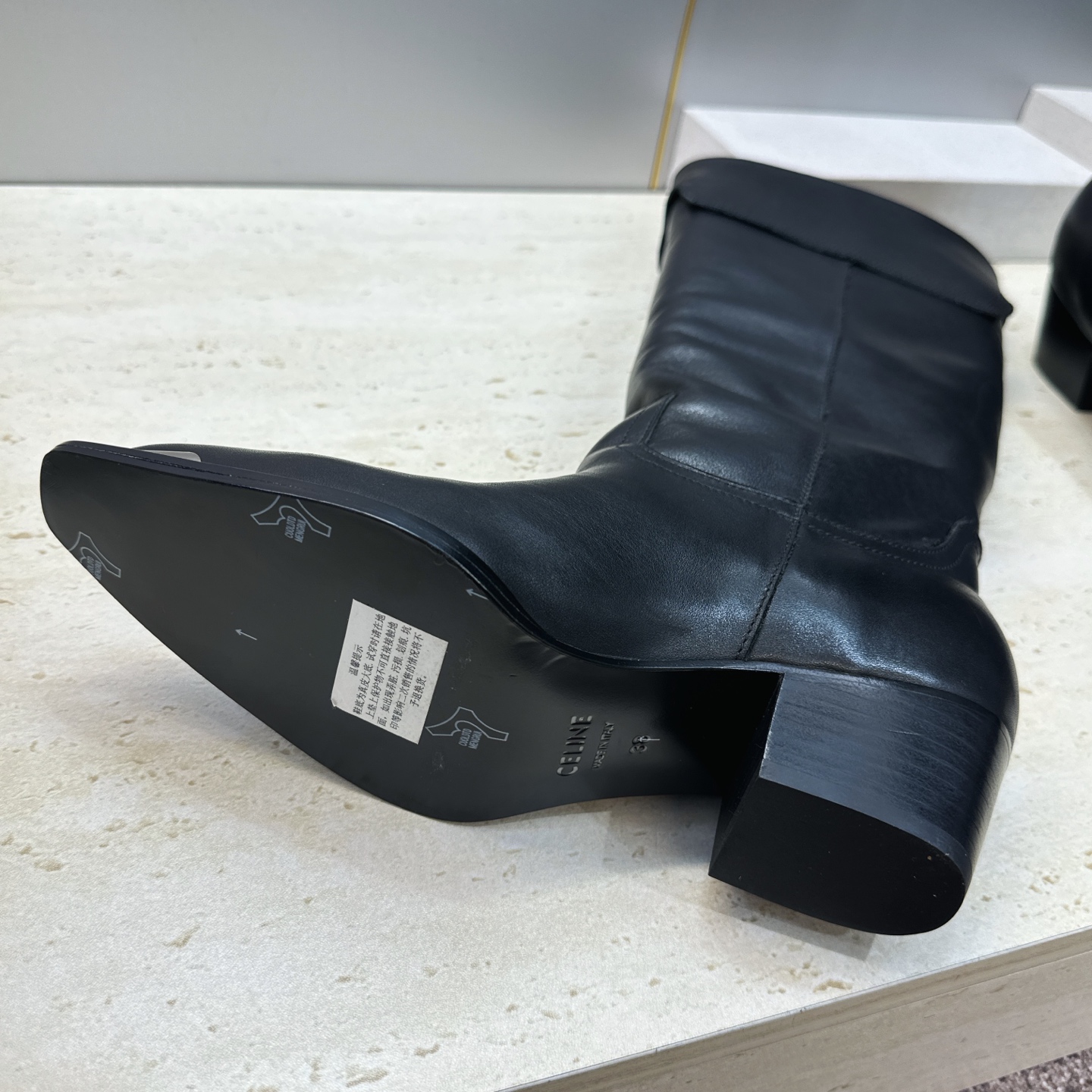 CELINE 2026秋冬新款游牧风格铁头机车高筒及膝女长靴 瑟琳字母logo五金扣粗跟尖头一脚蹬骑士靴 材质:鞋面定制
