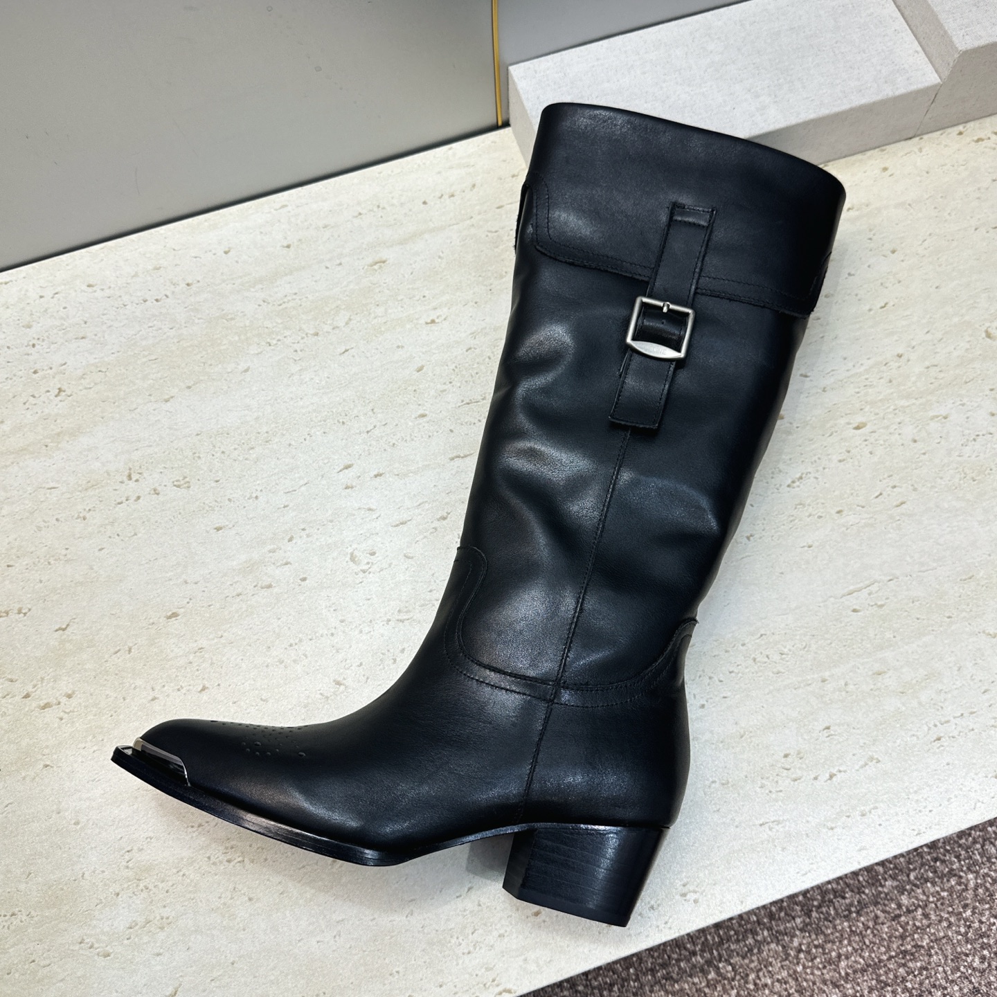 CELINE 2026秋冬新款游牧风格铁头机车高筒及膝女长靴 瑟琳字母logo五金扣粗跟尖头一脚蹬骑士靴 材质:鞋面定制