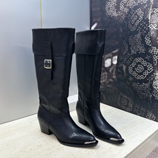 CELINE 2026秋冬新款游牧风格铁头机车高筒及膝女长靴 瑟琳字母logo五金扣粗跟尖头一脚蹬骑士靴 材质:鞋面定制 CELINE 2026秋冬新款游牧风格铁头机车高筒及膝女长靴 瑟琳字母logo五金扣粗跟尖头一脚蹬骑士靴 材质:鞋面定制