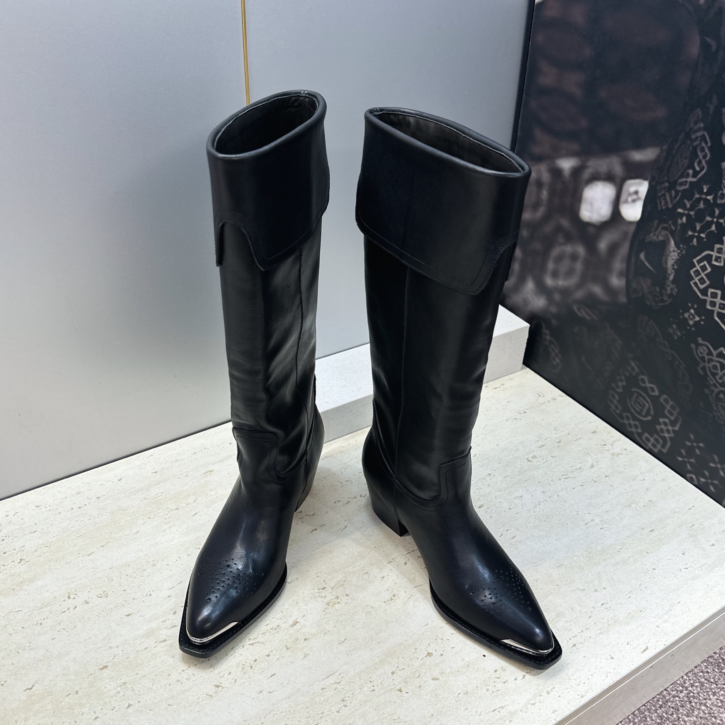CELINE 2026秋冬新款游牧风格铁头机车高筒及膝女长靴 瑟琳字母logo五金扣粗跟尖头一脚蹬骑士靴 材质:鞋面定制