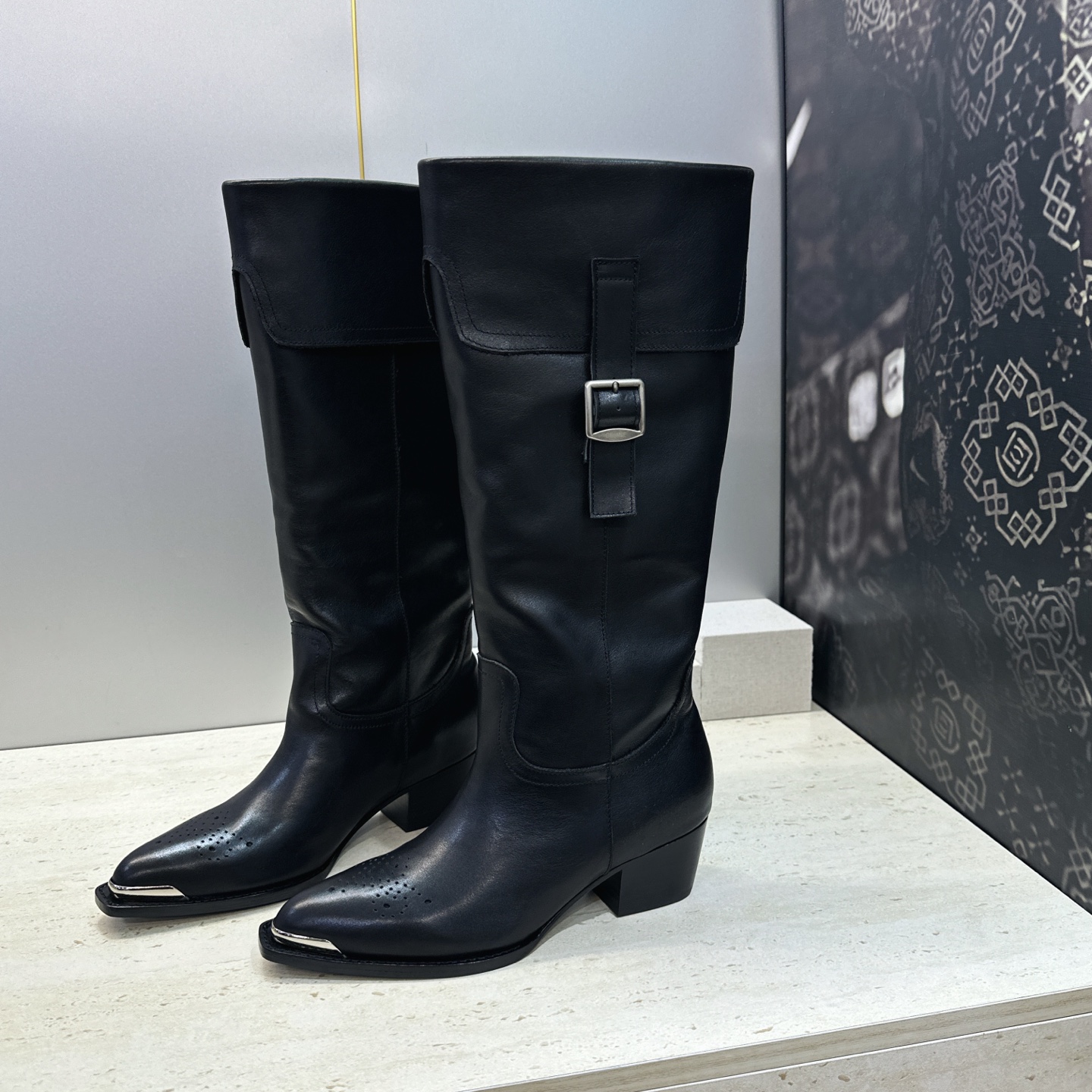 CELINE 2026秋冬新款游牧风格铁头机车高筒及膝女长靴 瑟琳字母logo五金扣粗跟尖头一脚蹬骑士靴 材质:鞋面定制
