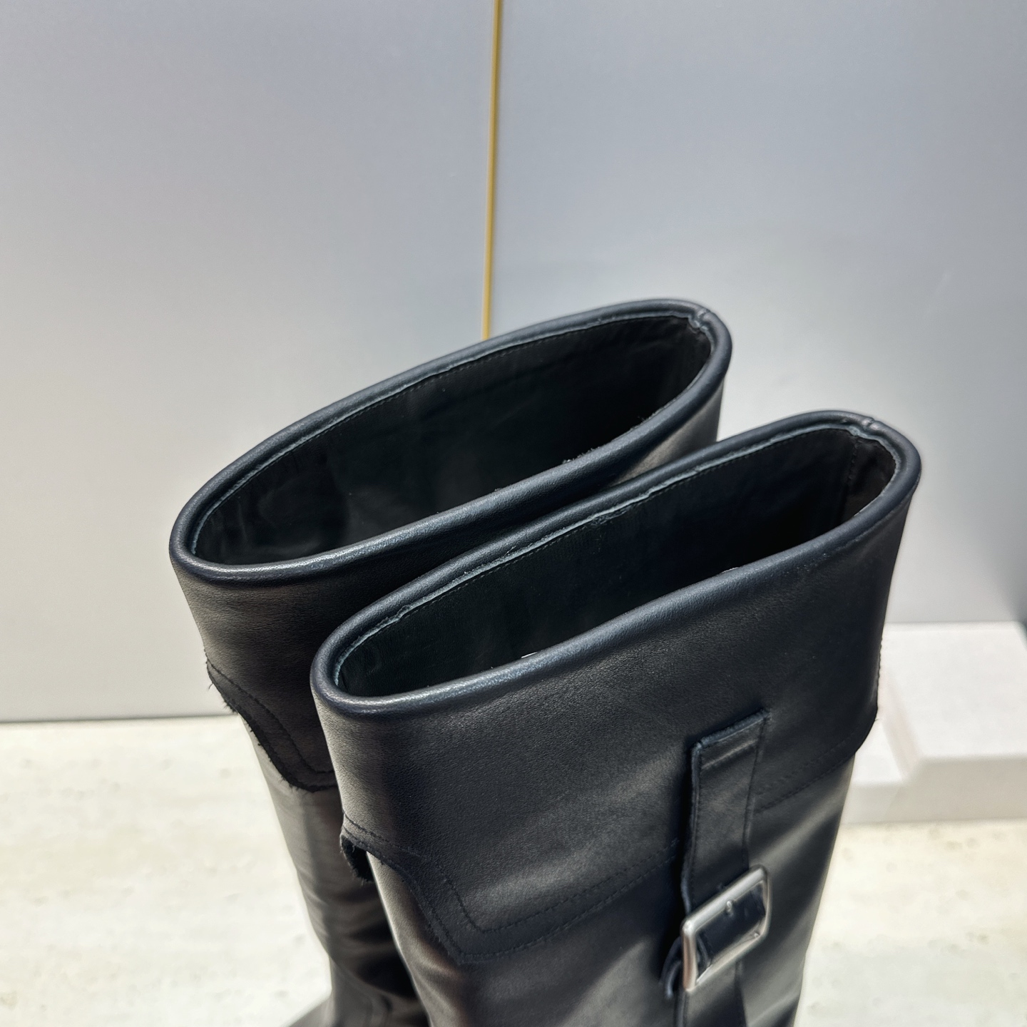 CELINE 2026秋冬新款游牧风格铁头机车高筒及膝女长靴 瑟琳字母logo五金扣粗跟尖头一脚蹬骑士靴 材质:鞋面定制