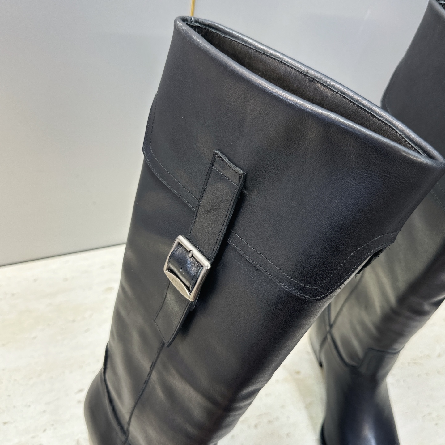 CELINE 2026秋冬新款游牧风格铁头机车高筒及膝女长靴 瑟琳字母logo五金扣粗跟尖头一脚蹬骑士靴 材质:鞋面定制