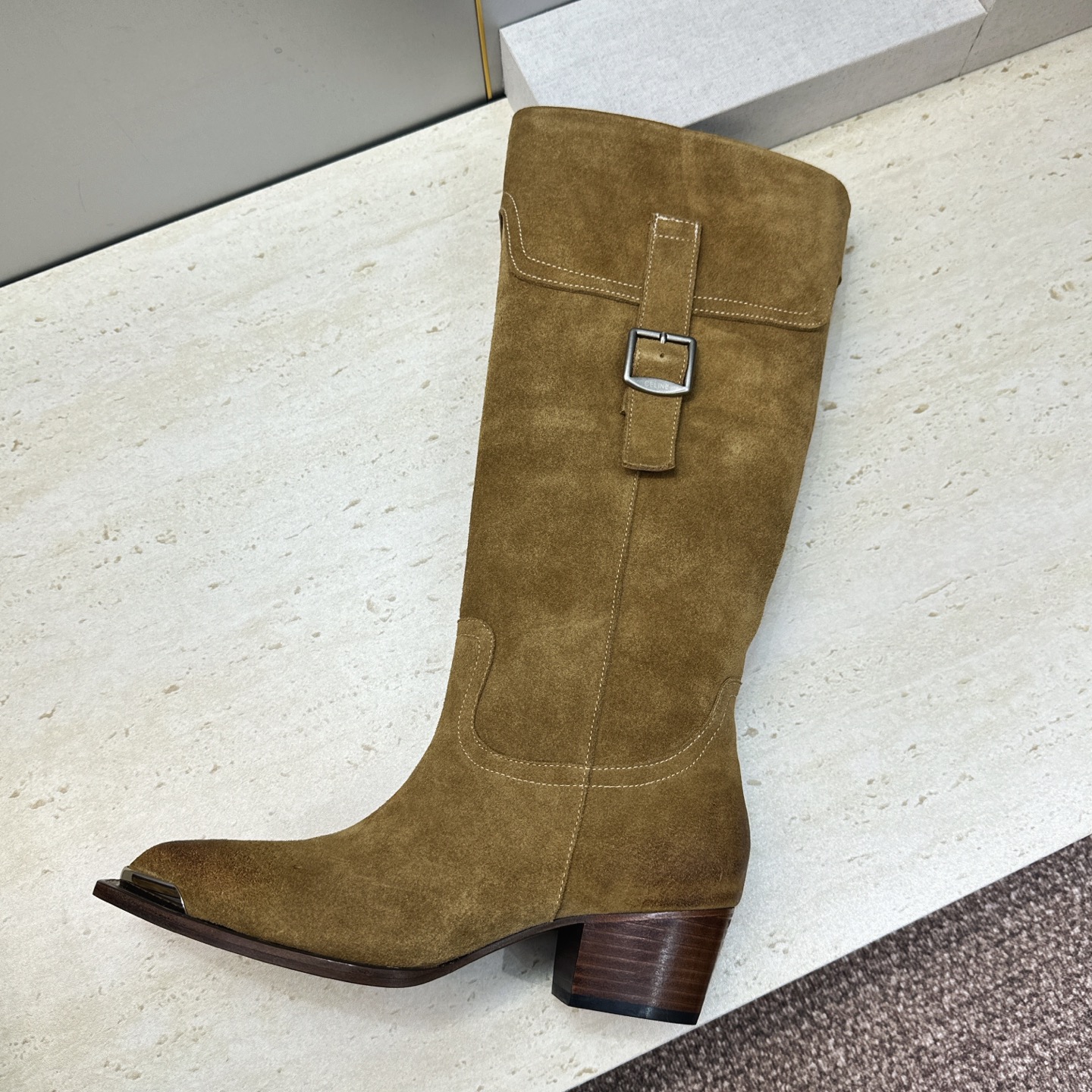 CELINE 2026秋冬新款游牧风格铁头机车高筒及膝女长靴 瑟琳字母logo五金扣粗跟尖头一脚蹬骑士靴 材质:鞋面定制