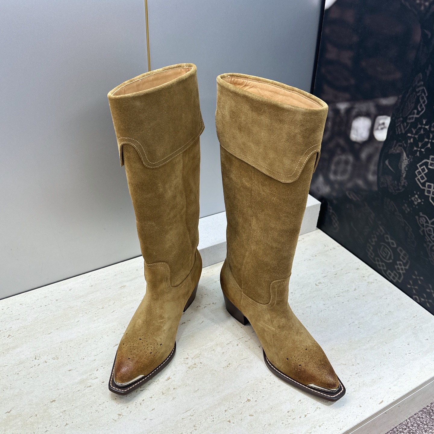 CELINE 2026秋冬新款游牧风格铁头机车高筒及膝女长靴 瑟琳字母logo五金扣粗跟尖头一脚蹬骑士靴 材质:鞋面定制