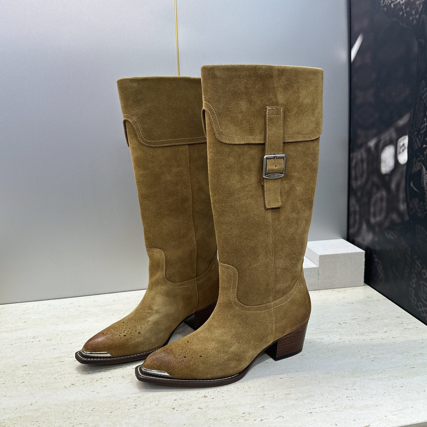 CELINE 2026秋冬新款游牧风格铁头机车高筒及膝女长靴 瑟琳字母logo五金扣粗跟尖头一脚蹬骑士靴 材质:鞋面定制