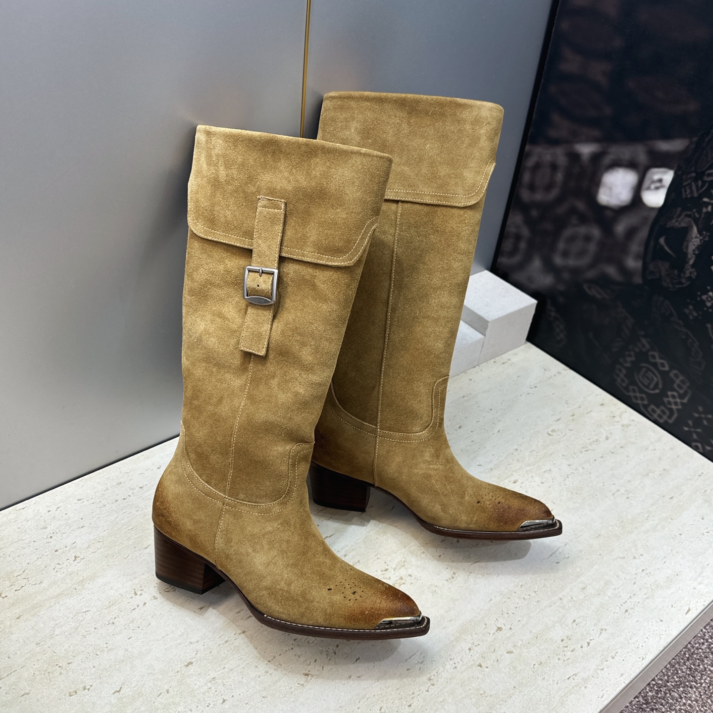 CELINE 2026秋冬新款游牧风格铁头机车高筒及膝女长靴 瑟琳字母logo五金扣粗跟尖头一脚蹬骑士靴 材质:鞋面定制