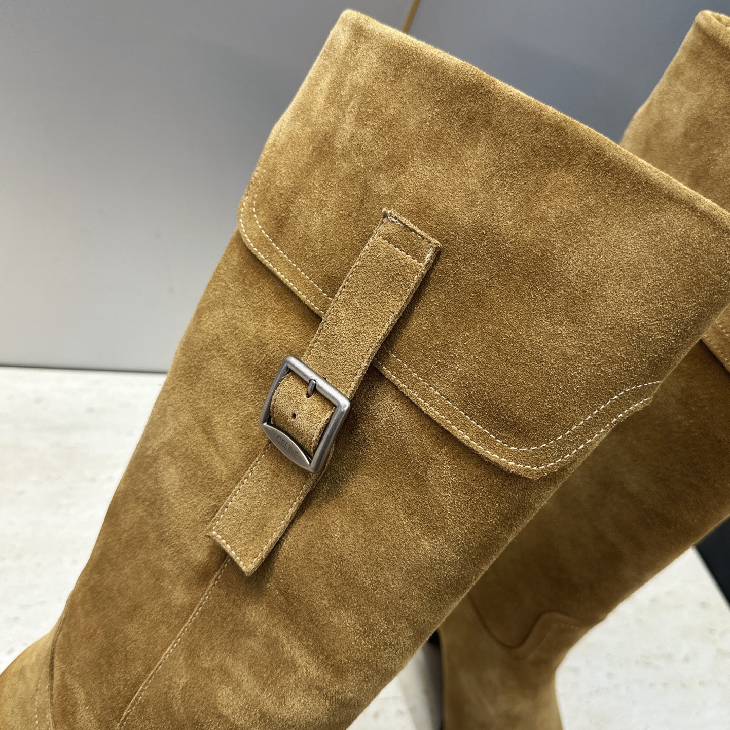 CELINE 2026秋冬新款游牧风格铁头机车高筒及膝女长靴 瑟琳字母logo五金扣粗跟尖头一脚蹬骑士靴 材质:鞋面定制