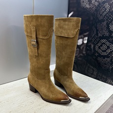CELINE 2026秋冬新款游牧风格铁头机车高筒及膝女长靴 瑟琳字母logo五金扣粗跟尖头一脚蹬骑士靴 材质:鞋面定制 CELINE 2026秋冬新款游牧风格铁头机车高筒及膝女长靴 瑟琳字母logo五金扣粗跟尖头一脚蹬骑士靴 材质:鞋面定制