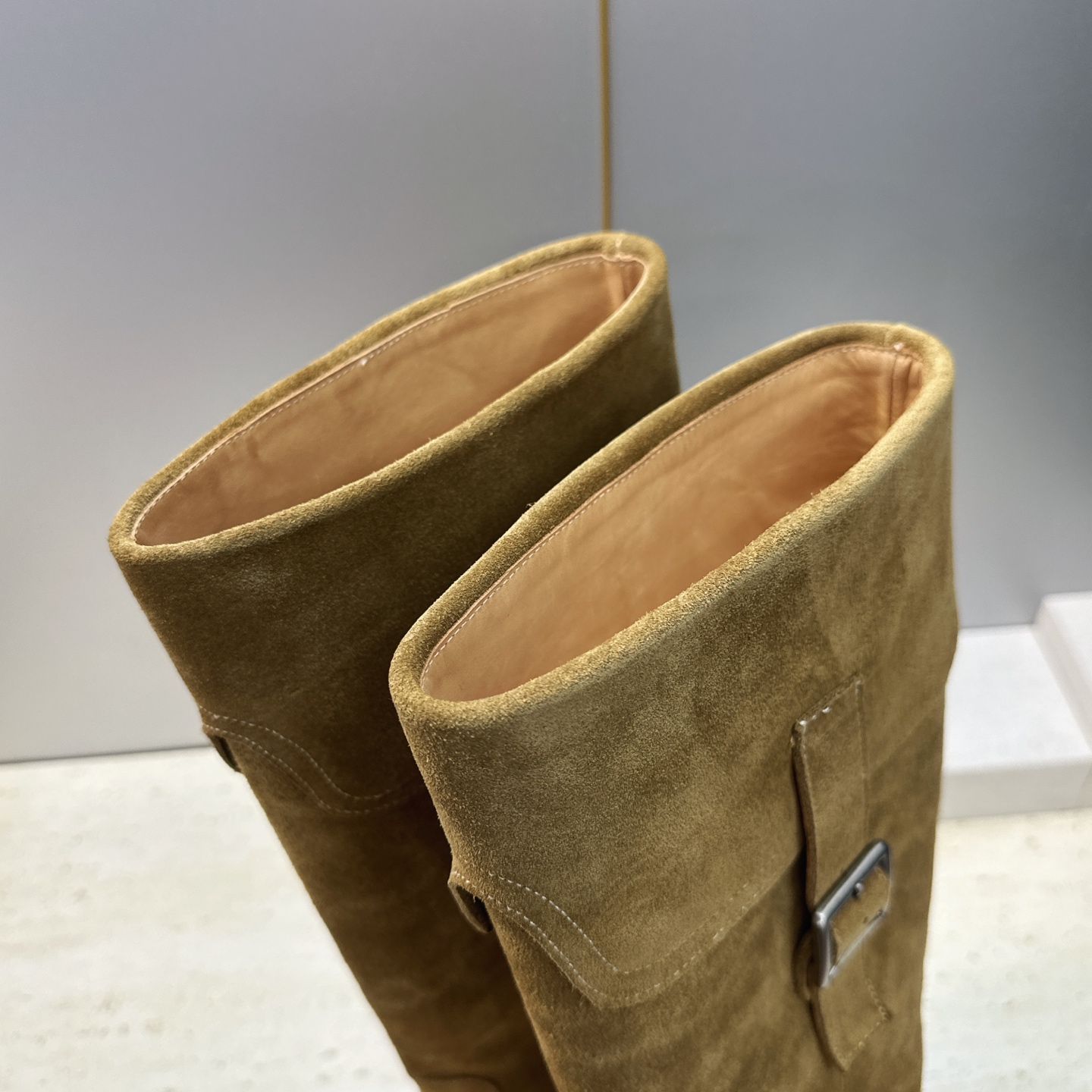 CELINE 2026秋冬新款游牧风格铁头机车高筒及膝女长靴 瑟琳字母logo五金扣粗跟尖头一脚蹬骑士靴 材质:鞋面定制