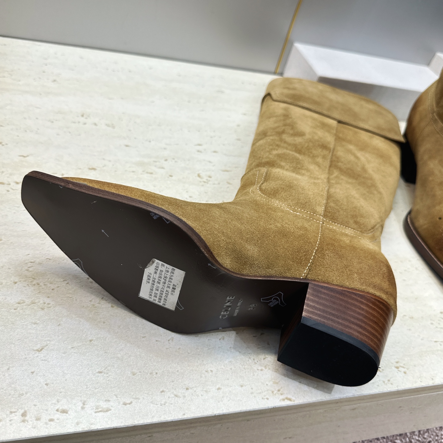 CELINE 2026秋冬新款游牧风格铁头机车高筒及膝女长靴 瑟琳字母logo五金扣粗跟尖头一脚蹬骑士靴 材质:鞋面定制