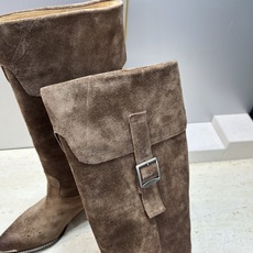 CELINE 2026秋冬新款游牧风格铁头机车高筒及膝女长靴 瑟琳字母logo五金扣粗跟尖头一脚蹬骑士靴 材质:鞋面定制 CELINE 2026秋冬新款游牧风格铁头机车高筒及膝女长靴 瑟琳字母logo五金扣粗跟尖头一脚蹬骑士靴 材质:鞋面定制
