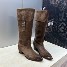 CELINE 2026秋冬新款游牧风格铁头机车高筒及膝女长靴 瑟琳字母logo五金扣粗跟尖头一脚蹬骑士靴 材质:鞋面定制 CELINE 2026秋冬新款游牧风格铁头机车高筒及膝女长靴 瑟琳字母logo五金扣粗跟尖头一脚蹬骑士靴 材质:鞋面定制
