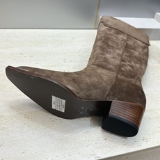 CELINE 2026秋冬新款游牧风格铁头机车高筒及膝女长靴 瑟琳字母logo五金扣粗跟尖头一脚蹬骑士靴 材质:鞋面定制 CELINE 2026秋冬新款游牧风格铁头机车高筒及膝女长靴 瑟琳字母logo五金扣粗跟尖头一脚蹬骑士靴 材质:鞋面定制