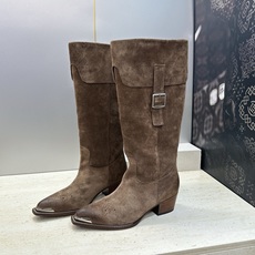CELINE 2026秋冬新款游牧风格铁头机车高筒及膝女长靴 瑟琳字母logo五金扣粗跟尖头一脚蹬骑士靴 材质:鞋面定制 CELINE 2026秋冬新款游牧风格铁头机车高筒及膝女长靴 瑟琳字母logo五金扣粗跟尖头一脚蹬骑士靴 材质:鞋面定制