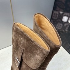 CELINE 2026秋冬新款游牧风格铁头机车高筒及膝女长靴 瑟琳字母logo五金扣粗跟尖头一脚蹬骑士靴 材质:鞋面定制 CELINE 2026秋冬新款游牧风格铁头机车高筒及膝女长靴 瑟琳字母logo五金扣粗跟尖头一脚蹬骑士靴 材质:鞋面定制