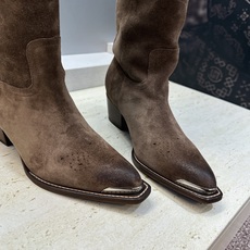 CELINE 2026秋冬新款游牧风格铁头机车高筒及膝女长靴 瑟琳字母logo五金扣粗跟尖头一脚蹬骑士靴 材质:鞋面定制 CELINE 2026秋冬新款游牧风格铁头机车高筒及膝女长靴 瑟琳字母logo五金扣粗跟尖头一脚蹬骑士靴 材质:鞋面定制