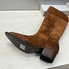 CELINE 2026秋冬新款游牧风格铁头机车高筒及膝女长靴 瑟琳字母logo五金扣粗跟尖头一脚蹬骑士靴 材质:鞋面定制 CELINE 2026秋冬新款游牧风格铁头机车高筒及膝女长靴 瑟琳字母logo五金扣粗跟尖头一脚蹬骑士靴 材质:鞋面定制