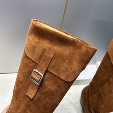 CELINE 2026秋冬新款游牧风格铁头机车高筒及膝女长靴 瑟琳字母logo五金扣粗跟尖头一脚蹬骑士靴 材质:鞋面定制 CELINE 2026秋冬新款游牧风格铁头机车高筒及膝女长靴 瑟琳字母logo五金扣粗跟尖头一脚蹬骑士靴 材质:鞋面定制