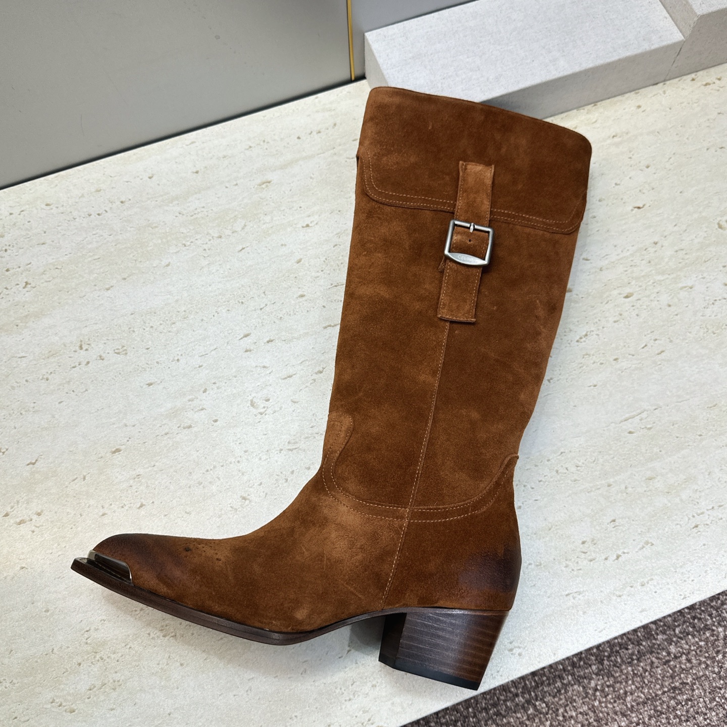 CELINE 2026秋冬新款游牧风格铁头机车高筒及膝女长靴 瑟琳字母logo五金扣粗跟尖头一脚蹬骑士靴 材质:鞋面定制 CELINE 2026秋冬新款游牧风格铁头机车高筒及膝女长靴 瑟琳字母logo五金扣粗跟尖头一脚蹬骑士靴 材质:鞋面定制