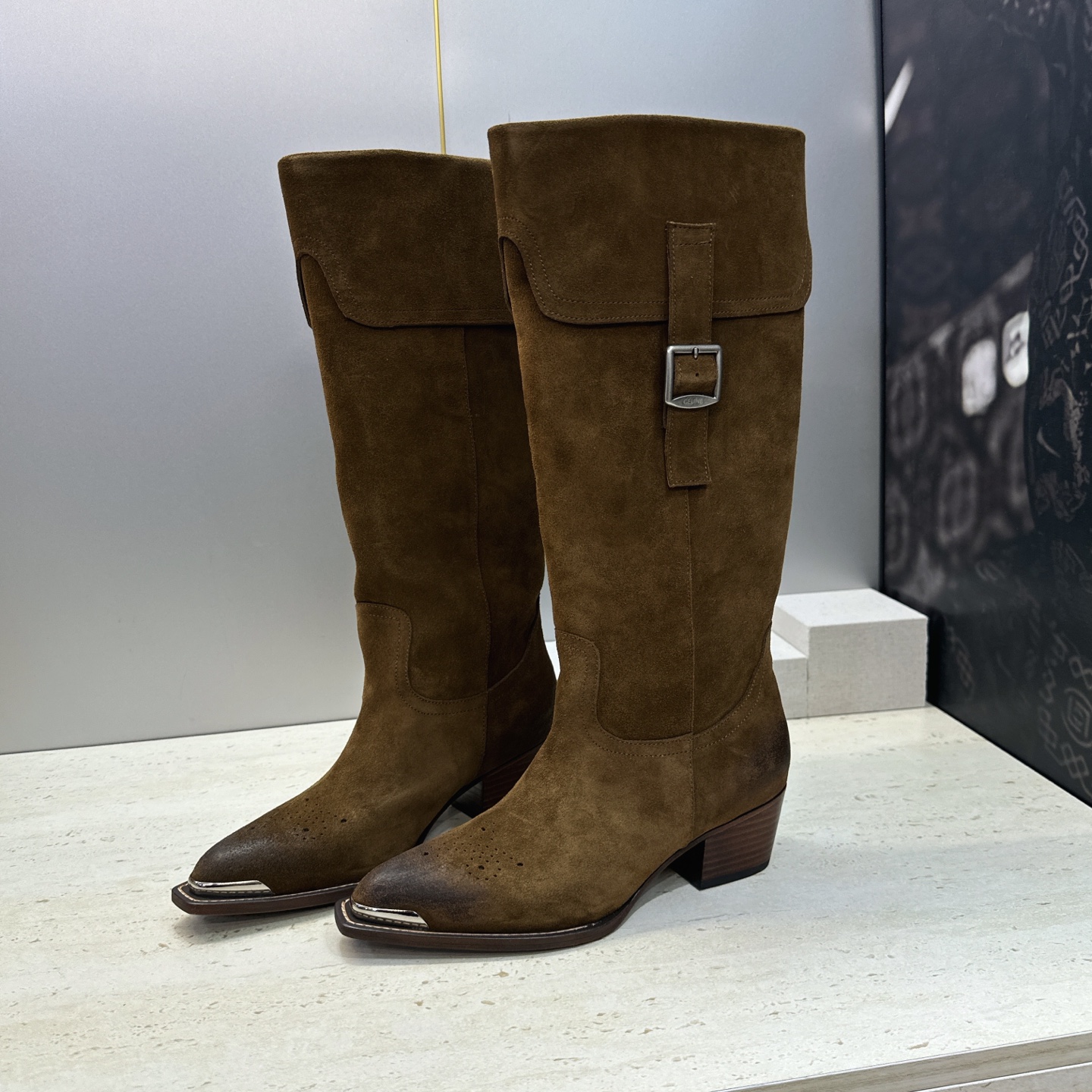 CELINE 2026秋冬新款游牧风格铁头机车高筒及膝女长靴 瑟琳字母logo五金扣粗跟尖头一脚蹬骑士靴 材质:鞋面定制 CELINE 2026秋冬新款游牧风格铁头机车高筒及膝女长靴 瑟琳字母logo五金扣粗跟尖头一脚蹬骑士靴 材质:鞋面定制