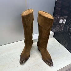 CELINE 2026秋冬新款游牧风格铁头机车高筒及膝女长靴 瑟琳字母logo五金扣粗跟尖头一脚蹬骑士靴 材质:鞋面定制 CELINE 2026秋冬新款游牧风格铁头机车高筒及膝女长靴 瑟琳字母logo五金扣粗跟尖头一脚蹬骑士靴 材质:鞋面定制
