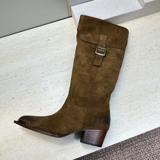 CELINE 2026秋冬新款游牧风格铁头机车高筒及膝女长靴 瑟琳字母logo五金扣粗跟尖头一脚蹬骑士靴 材质:鞋面定制 CELINE 2026秋冬新款游牧风格铁头机车高筒及膝女长靴 瑟琳字母logo五金扣粗跟尖头一脚蹬骑士靴 材质:鞋面定制