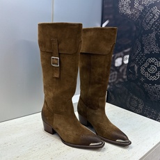CELINE 2026秋冬新款游牧风格铁头机车高筒及膝女长靴 瑟琳字母logo五金扣粗跟尖头一脚蹬骑士靴 材质:鞋面定制 CELINE 2026秋冬新款游牧风格铁头机车高筒及膝女长靴 瑟琳字母logo五金扣粗跟尖头一脚蹬骑士靴 材质:鞋面定制