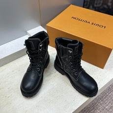 Louis Vuitton* 2026秋冬情侣新款系带机车及裸短靴 LV老花面字母logo低跟拼色骑士登山靴 材质: Louis Vuitton* 2026秋冬情侣新款系带机车及裸短靴 LV老花面字母logo低跟拼色骑士登山靴 材质: