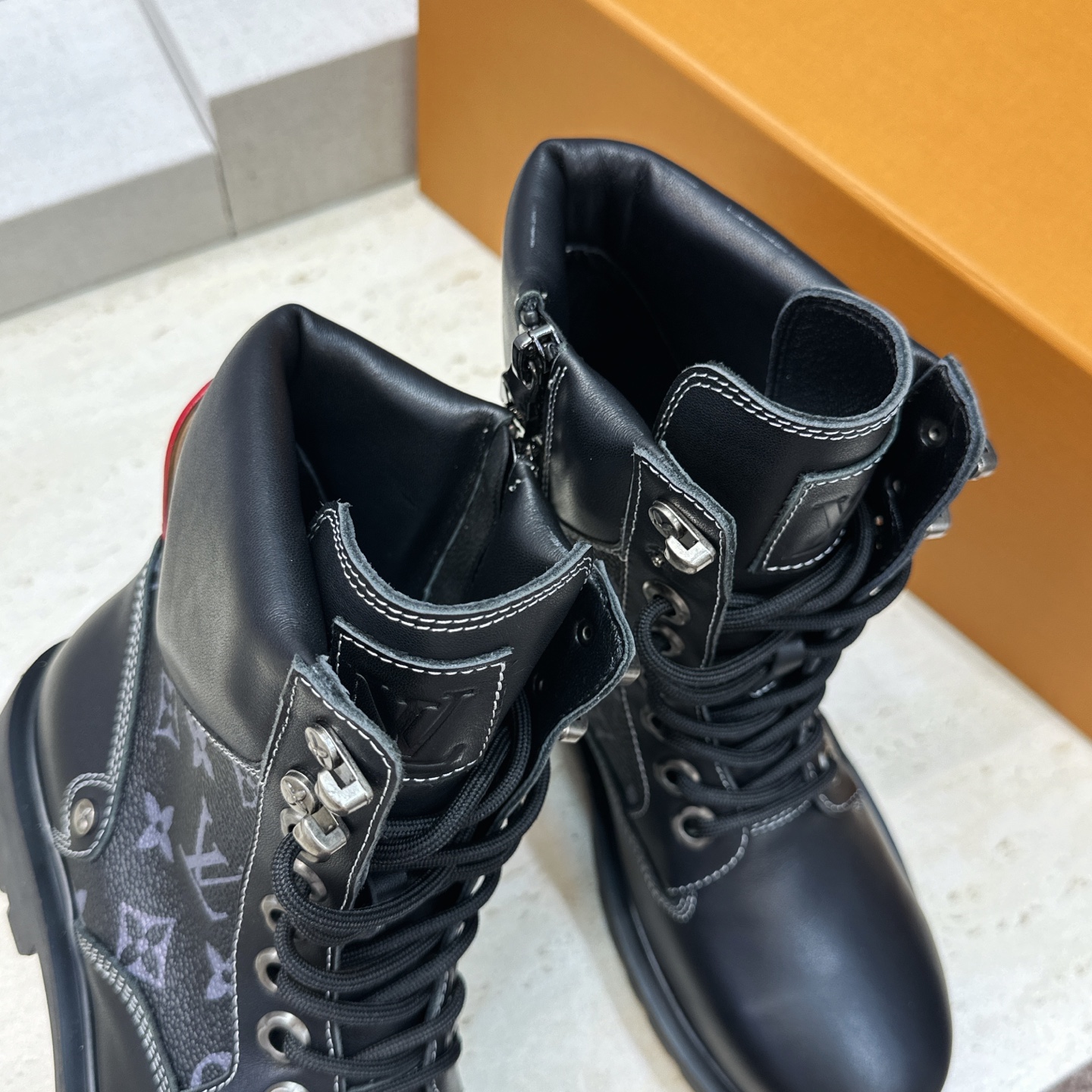 Louis Vuitton* 2026秋冬情侣新款系带机车及裸短靴 LV老花面字母logo低跟拼色骑士登山靴 材质: Louis Vuitton* 2026秋冬情侣新款系带机车及裸短靴 LV老花面字母logo低跟拼色骑士登山靴 材质: