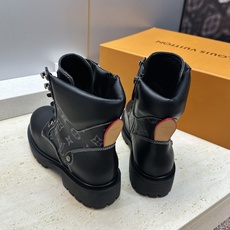 Louis Vuitton* 2026秋冬情侣新款系带机车及裸短靴 LV老花面字母logo低跟拼色骑士登山靴 材质: Louis Vuitton* 2026秋冬情侣新款系带机车及裸短靴 LV老花面字母logo低跟拼色骑士登山靴 材质: