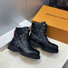 Louis Vuitton* 2026秋冬情侣新款系带机车及裸短靴 LV老花面字母logo低跟拼色骑士登山靴 材质: Louis Vuitton* 2026秋冬情侣新款系带机车及裸短靴 LV老花面字母logo低跟拼色骑士登山靴 材质: