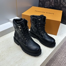 Louis Vuitton* 2026秋冬情侣新款系带机车及裸短靴 LV老花面字母logo低跟拼色骑士登山靴 材质: Louis Vuitton* 2026秋冬情侣新款系带机车及裸短靴 LV老花面字母logo低跟拼色骑士登山靴 材质: